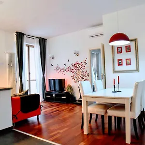 The Red In With Free Parking Apartment